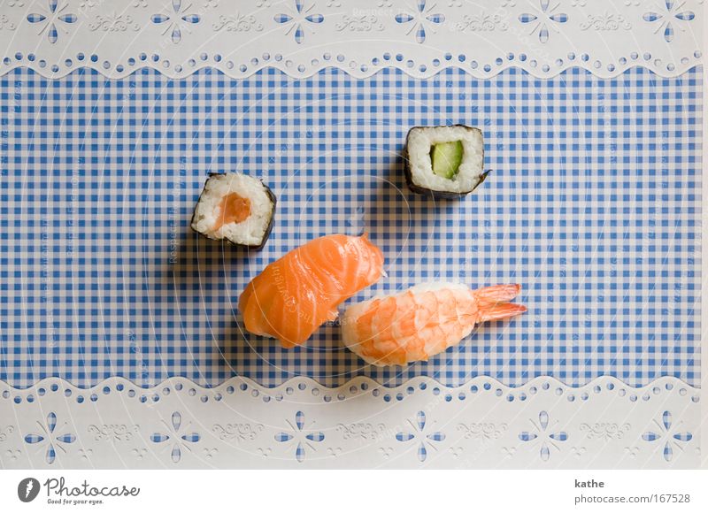 japan meets bavaria Farbfoto mehrfarbig Innenaufnahme Nahaufnahme Tag Kontrast Vogelperspektive Lebensmittel Fisch Ernährung Abendessen Festessen Fingerfood