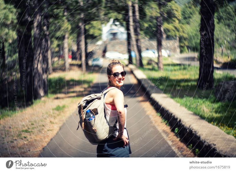 Wanderslust Mensch feminin Frau Erwachsene Fitness gehen genießen Ferien & Urlaub & Reisen Sport wandern sportlich Fröhlichkeit Gesundheit stachelig Freude