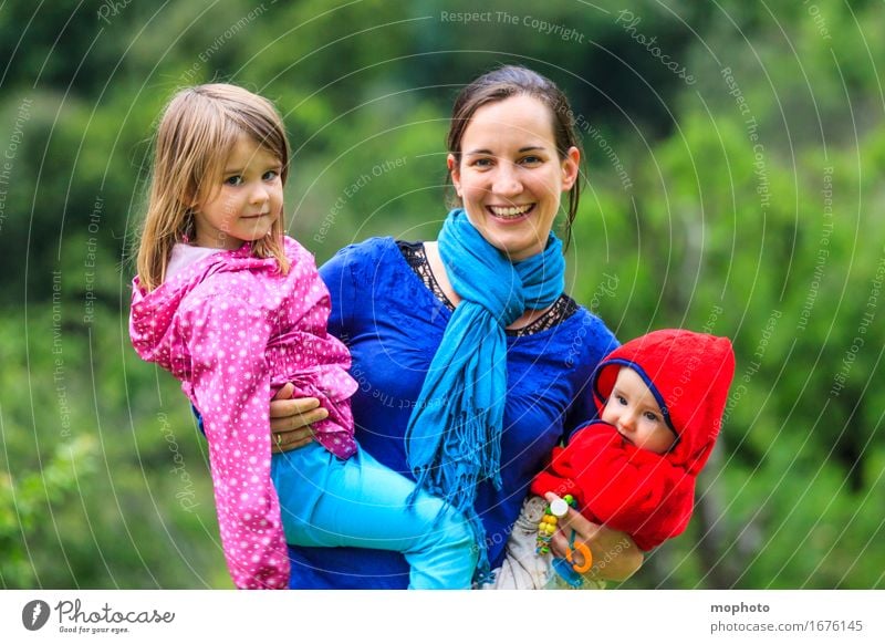 Mutter mit zwei kleinen Kindern auf dem Arm Freude Glück Leben Kindererziehung Kindergarten Beruf Kindergärtnerin Mensch feminin Baby Kleinkind Mädchen Junge