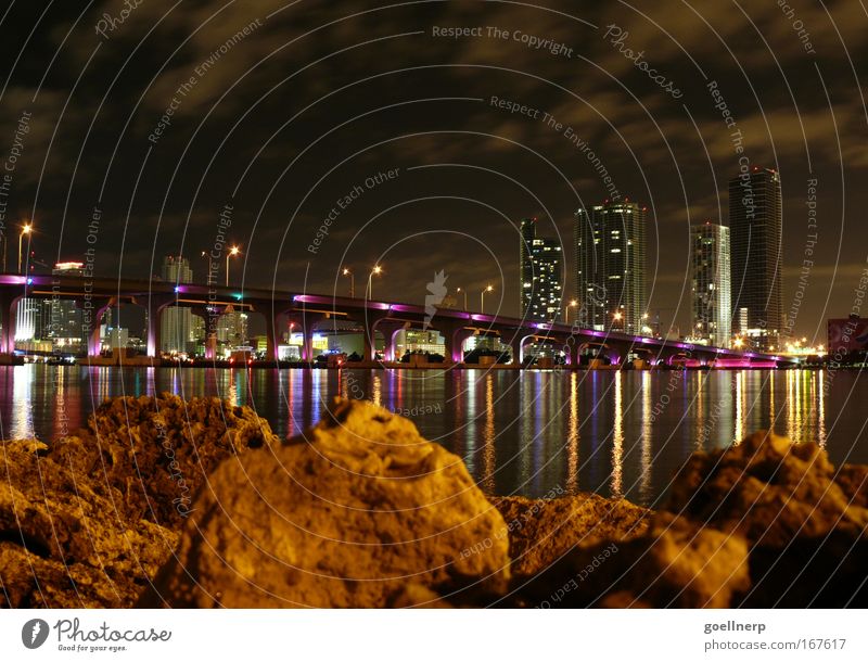 Miami Farbfoto Außenaufnahme Menschenleer Nacht Stadt Hafenstadt Skyline Brücke Architektur Reichtum