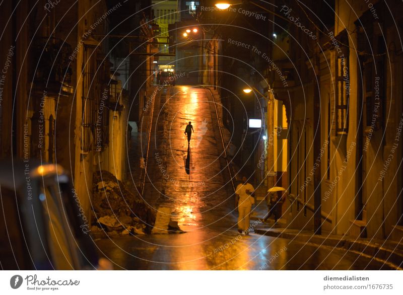 Nach dem Regen... Mensch Leben 3 Stadt Stadtzentrum Fußgänger Straße gehen Ferne glänzend nass gelb gold Stimmung Gelassenheit ruhig Einsamkeit geheimnisvoll