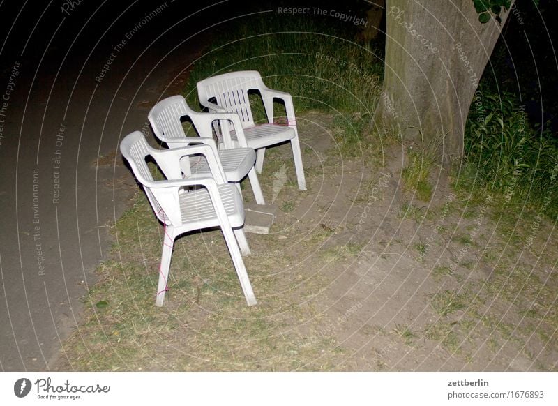 Erste Reihe Stuhl sitzen Sitzreihe Garten Gartenstuhl Camping Campingstuhl Stapel Plastikstuhl Kunststoff Abend Nacht Blitzlichtaufnahme Textfreiraum