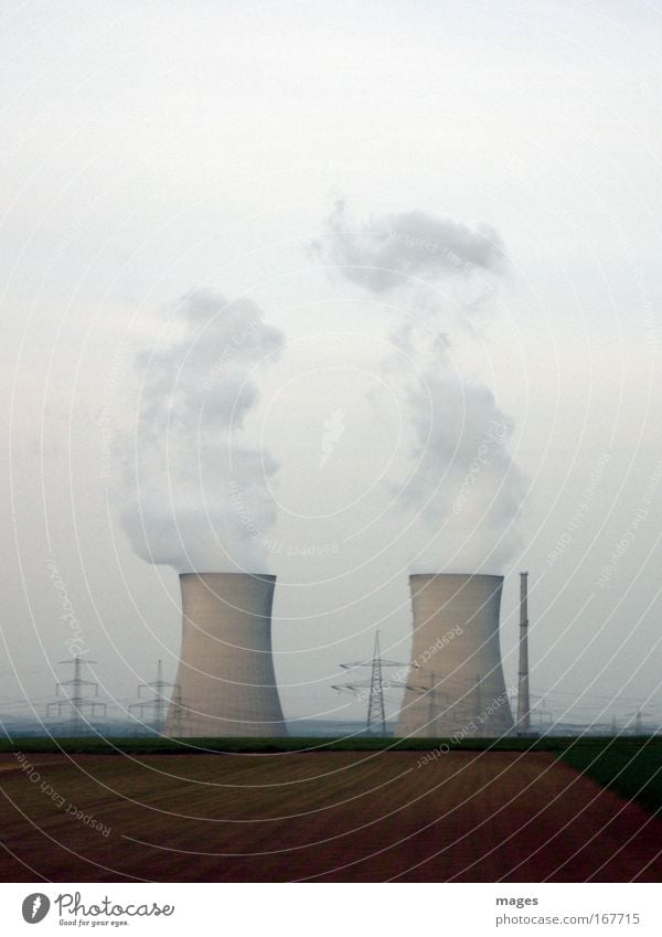 Wolkenfabrik Energiewirtschaft Kernkraftwerk Energiekrise Klima Klimawandel Feld Turm groß Strommast Kühlturm Wasserdampf Grafenrheinfeld Hochspannungsleitung