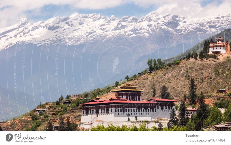 Paro Dzong (Rinpung Dzong) in Bhutan Ferien & Urlaub & Reisen Berge u. Gebirge Schneebedeckte Gipfel Asien Gebäude Tashicho Dzong Parodlong Rinpung schön braun