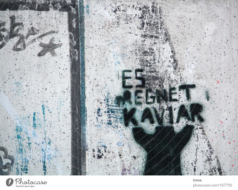 [HH09.2/1] - Feinschmeckermeile Farbfoto Außenaufnahme Kunst Gemälde Mauer Wand Beton Graffiti blau grau schwarz Kreativität Regen Kaviar bemalt Ikon