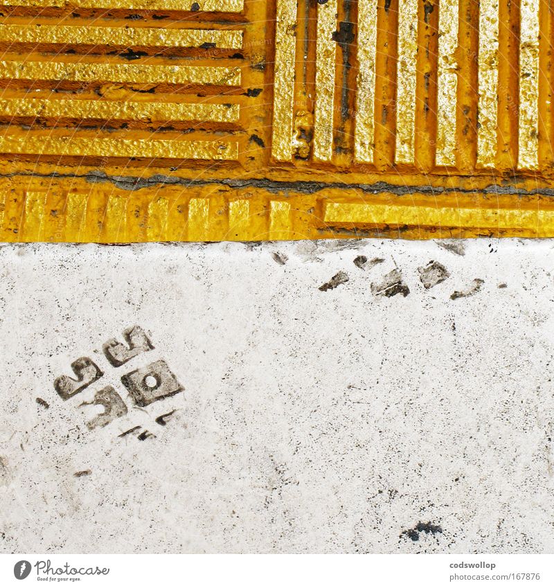 kantstein kriecher Farbfoto Außenaufnahme abstrakt Tag Fußgänger gehen gelb gold weiß Boden Bordsteinkante Fußspur Linearität Kantstein CO2-Fußabdruck Horizont