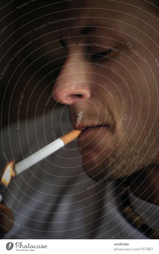 Genuss Rauchen maskulin Gesicht 1 Mensch T-Shirt Dreitagebart zigarette Feuerzeug genießen rebellisch Zufriedenheit Coolness Gelassenheit Genusssucht Erholung