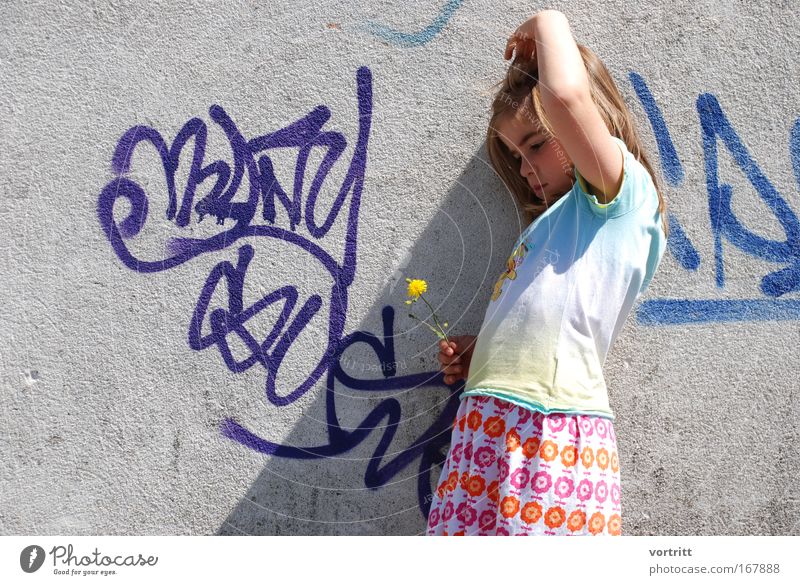 Die fabelhafte Welt der kleinen Amélie Farbfoto mehrfarbig Außenaufnahme Textfreiraum links Tag Schatten Sonnenlicht Sonnenstrahlen Oberkörper Wegsehen Mensch