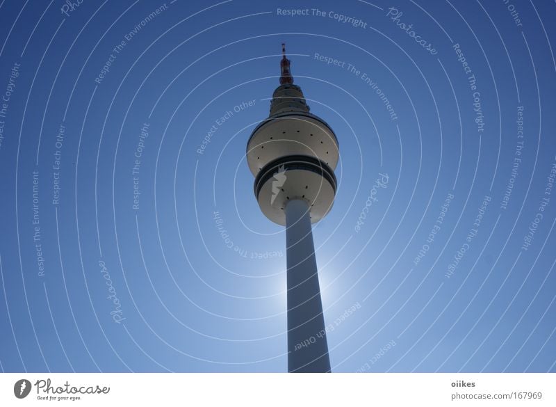 Hamburg Fernsehturm Farbfoto Außenaufnahme Menschenleer Textfreiraum links Textfreiraum rechts Hintergrund neutral Sonnenlicht Gegenlicht Totale Fortschritt