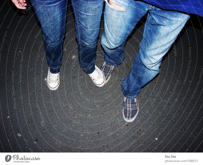 Straße Farbfoto Abend Nacht Blitzlichtaufnahme Lifestyle Stil Joggen Junge Frau Jugendliche Junger Mann Beine Fuß 2 Mensch 18-30 Jahre Erwachsene Subkultur