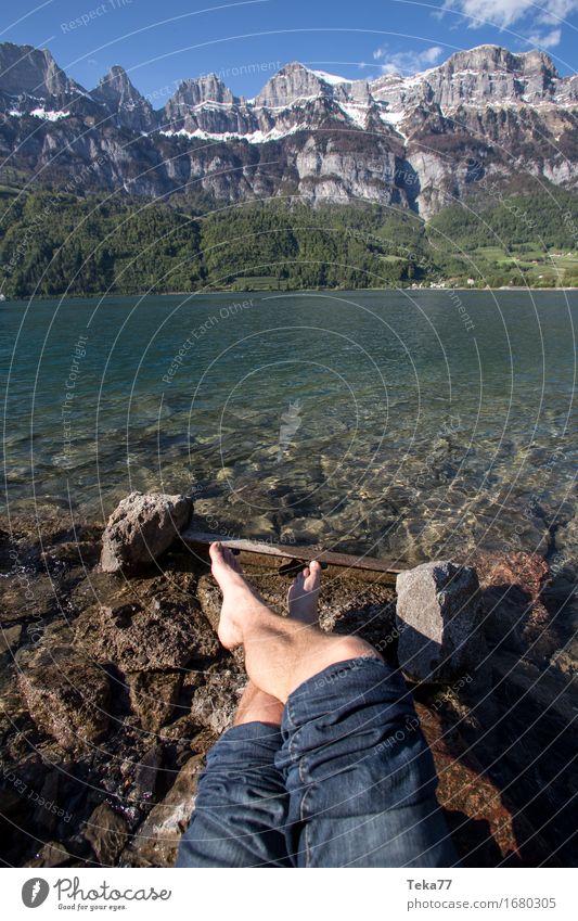 Am See Mensch Beine Fuß 1 Umwelt Natur Landschaft Alpen Berge u. Gebirge Gipfel Abenteuer Schweiz Walensee Farbfoto Außenaufnahme