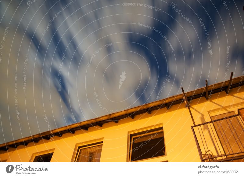 Wolkenflug Farbfoto Außenaufnahme Nacht Kunst Umwelt Klimawandel Wetter Haus Himmel