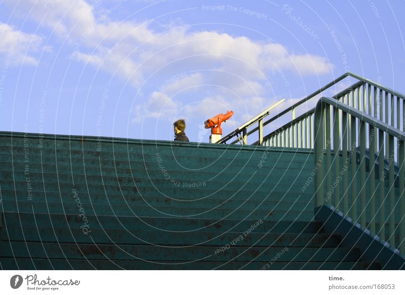[HH09.2/1] - Kleiner roter Fernseher Brücke Treppe Aussicht Fernglas Mann Richtung Wolken Himmel grün von unten nach oben Perspektive Telekommunikation