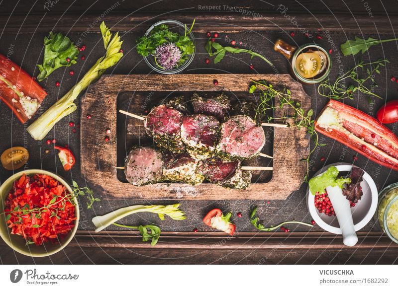 Fleischspieße mit Gemüse fürs Grillen Lebensmittel Salat Salatbeilage Kräuter & Gewürze Ernährung Abendessen Picknick Bioprodukte Schalen & Schüsseln Stil