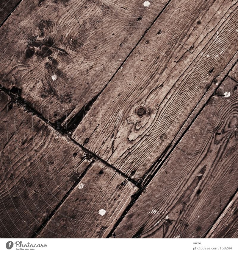 Auf´m Holzweg Bodenbelag alt authentisch einfach trocken braun Maserung Astloch Dielenboden abgelaufen Holzfußboden Holzbrett Holzstruktur rustikal diagonal