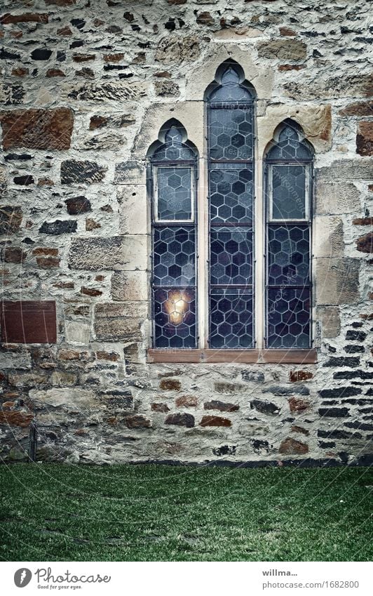 das ewige licht | AST9 Kirche Bauwerk Gebäude Architektur Kloster Gotik Gemäuer Fenster Kirchenfenster Wand Steinwand historisch Hoffnung Glaube