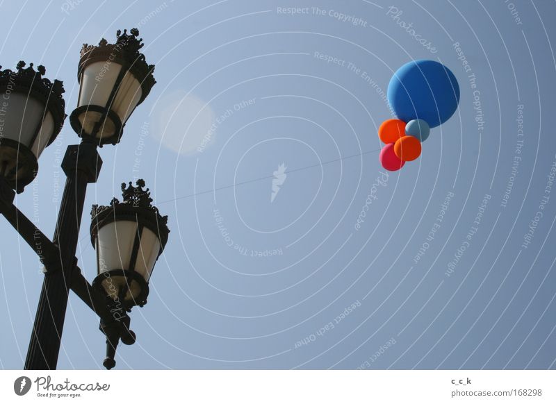 Laterne Barcelona mehrfarbig Außenaufnahme Menschenleer Textfreiraum unten Tag Sonnenlicht Sonnenstrahlen Froschperspektive Luftballon Laternenpfahl blau rot