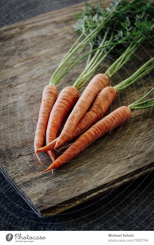 Bündel Karotten Lebensmittel Gemüse Salat Salatbeilage Ernährung Essen Saft Gesunde Ernährung Holz Diät Fressen ästhetisch gut Originalität grün orange