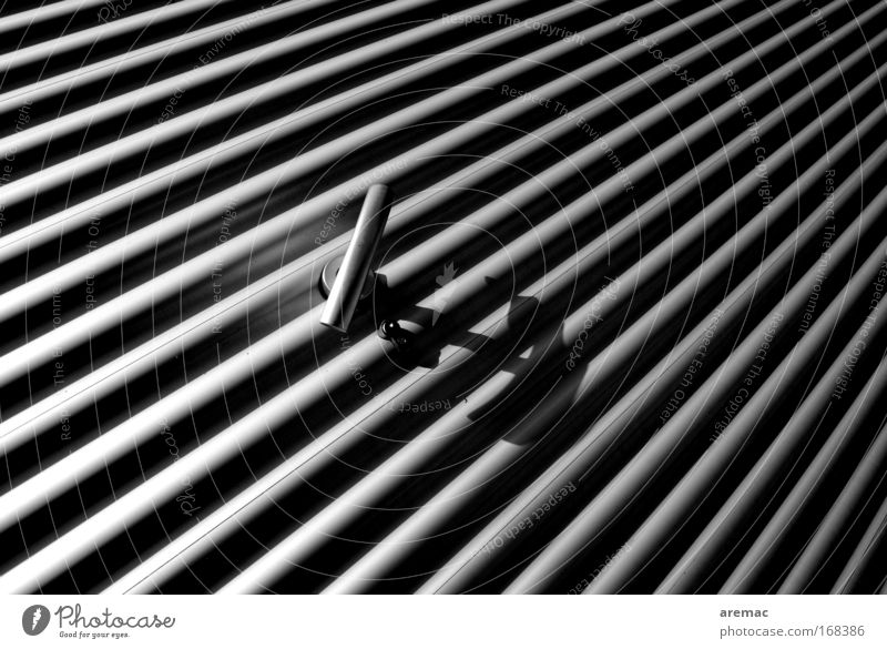 Sesam öffne dich Schwarzweißfoto Außenaufnahme Nahaufnahme abstrakt Muster Strukturen & Formen Menschenleer Tag Schatten Kontrast Gebäude Metall Stahl Schloss
