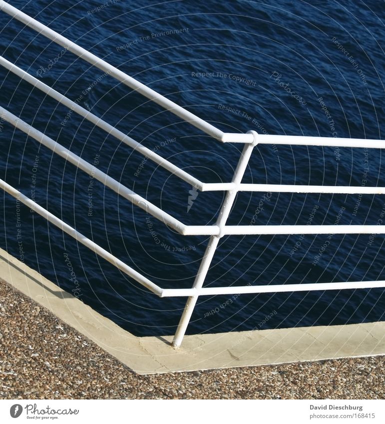 Um die Ecke Farbfoto Außenaufnahme Tag Kontrast Natur Wasser Sommer Küste Meer blau weiß Geländer Linie Strukturen & Formen Metall Pfosten Bildausschnitt