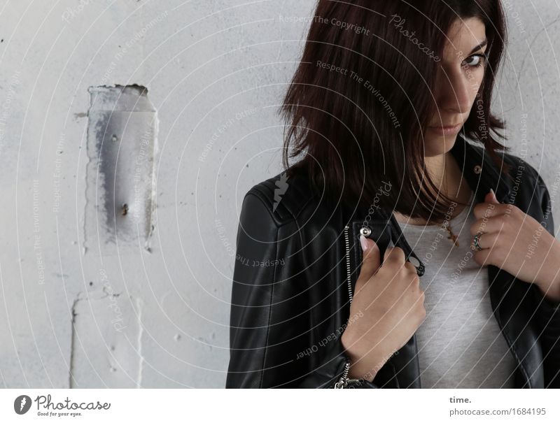 Berna feminin 1 Mensch Mauer Wand T-Shirt Jacke brünett langhaarig beobachten Blick selbstbewußt Coolness Kraft Macht Mut Sicherheit Schutz Wachsamkeit