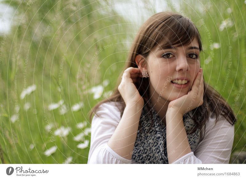 SummerTime feminin Junge Frau Jugendliche 18-30 Jahre Erwachsene Natur Schönes Wetter Blume Gras Ohrringe brünett langhaarig beobachten Kommunizieren sitzen