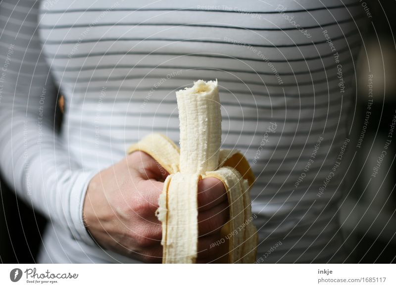 Banane Frucht Ernährung Essen Vegetarische Ernährung Frau Erwachsene Leben Hand 1 Mensch festhalten einfach Gesundheit dünn Energie häuten gestreift Snack