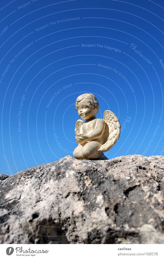 Wenn Engel reisen Weitwinkel Kunst Skulptur Himmel Kitsch Krimskrams knien Lächeln sitzen träumen warten ästhetisch blau gold Vertrauen Sympathie friedlich Güte