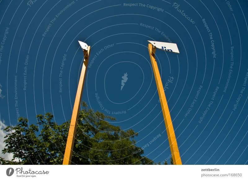Textfreiraum Schilder & Markierungen Tafel Speisetafel Fahnenmast Mast Transparente Information Aushang Himmel Schönes Wetter Wolkenloser Himmel Blauer Himmel