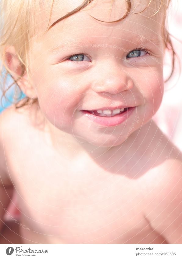 Sonnenschein Farbfoto Außenaufnahme Tag Licht Sonnenlicht Porträt Blick in die Kamera Kind Kleinkind Sommer Lächeln leuchten blond Freundlichkeit Fröhlichkeit