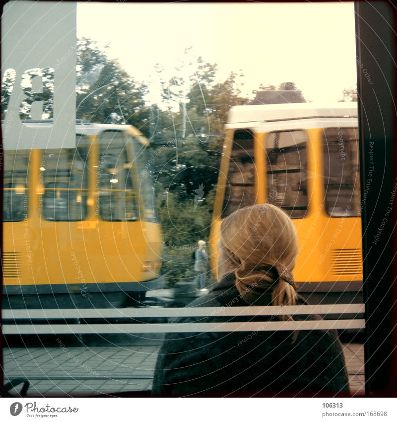 Fotonummer 124452 Farbfoto Frau Erwachsene Dorf Stadt Straßenbahn warten Bahn glas Dynamik bewegung