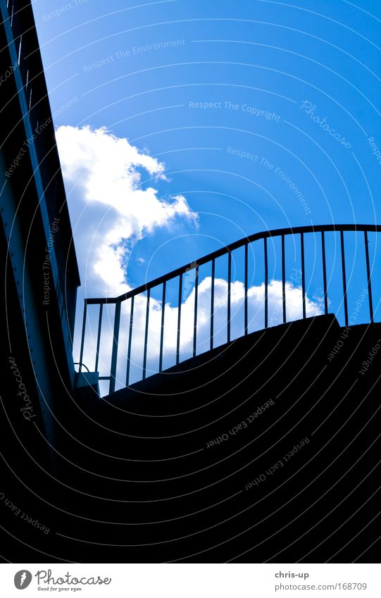 Moderne Architektur und Wolken Farbfoto Außenaufnahme abstrakt Menschenleer Textfreiraum oben Textfreiraum unten Hintergrund neutral Tag Licht Schatten Kontrast