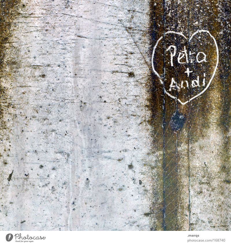 Petra findet Andi gut Gedeckte Farben Außenaufnahme Textfreiraum links Textfreiraum Mitte Totale Jugendkultur Mauer Wand Beton Zeichen Graffiti Herz