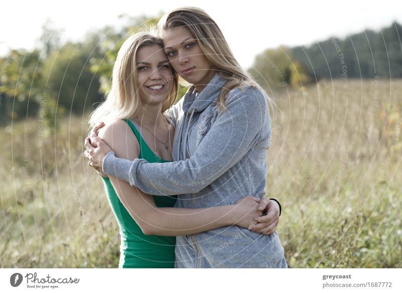 Zwei lesbische Mädels genießen die Natur