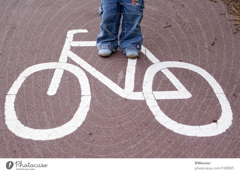 Verkehrserziehung Mensch Kleinkind Beine 1 1-3 Jahre Platz Verkehrsmittel Verkehrswege Fahrradfahren Fußgänger Straße Verkehrszeichen Verkehrsschild Fahrzeug