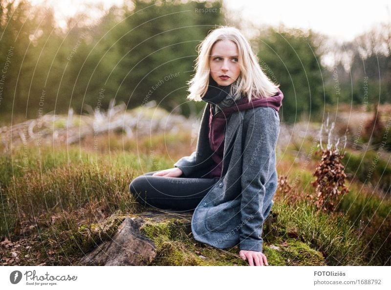 lara.on.film feminin Junge Frau Jugendliche 1 Mensch 18-30 Jahre Erwachsene Natur Landschaft Wald Mode Jacke Mantel Schal blond sitzen braun gelb grün