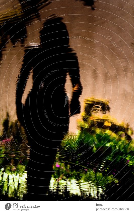 Regenmacher Farbfoto Außenaufnahme Experiment abstrakt Licht Schatten Kontrast Silhouette Reflexion & Spiegelung Mensch feminin 1 18-30 Jahre Jugendliche
