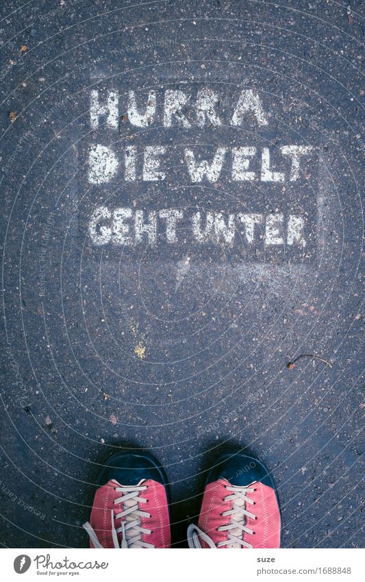 Tagesgerücht Straße Völker Fuß Schuhe Redewendung lustig Spott Asphalt Fußvolk Typographie Straßenkunst Graffiti zynisch Ausrede Angebot Erde weltweit global