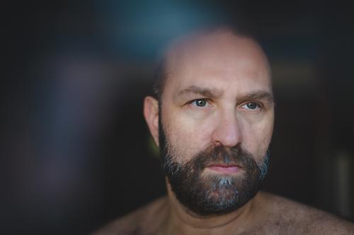 Mann mit Bart schaut aus dem Fenster Mensch maskulin Erwachsene Leben 1 45-60 Jahre Gefühle Stimmung Traurigkeit Sorge Trauer Müdigkeit Unlust Schmerz Sehnsucht