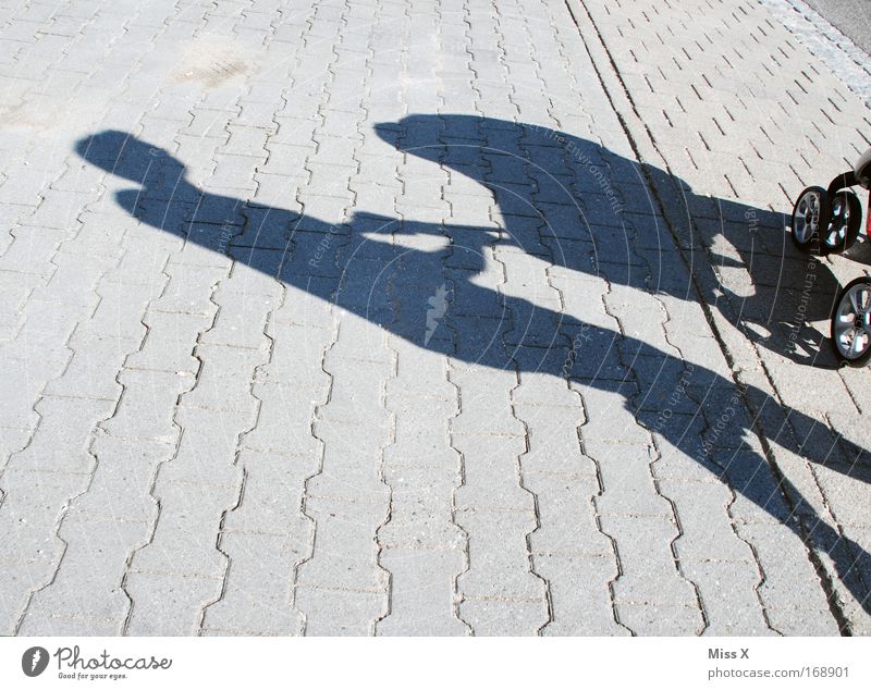 Assistent Gedeckte Farben Außenaufnahme Schatten Silhouette Mann Erwachsene fahren gehen Zufriedenheit Schutz Geborgenheit Zukunftsangst Partnerschaft Kindheit