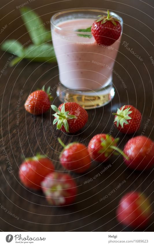 Extraportion für melrose... Lebensmittel Milcherzeugnisse Frucht Milchshake Erdbeeren Minze Getränk Glas Dekoration & Verzierung Holz liegen stehen ästhetisch