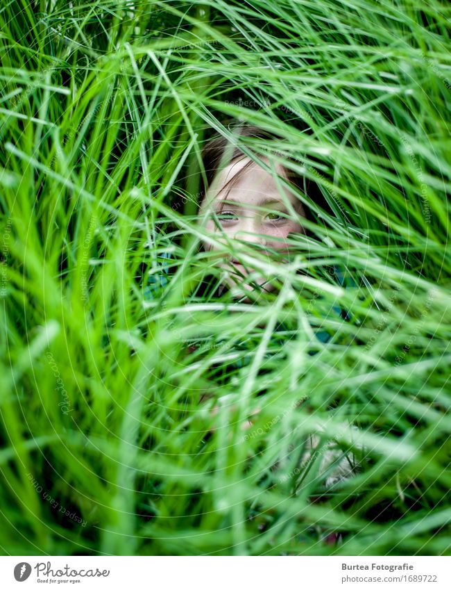 Girl in the Grass Garten Mensch feminin Kind Kopf 1 Grünpflanze langhaarig Lächeln 2016 D700 Lina Nikon Burtea Fotografie 50MM Unschärfe Farbfoto Außenaufnahme