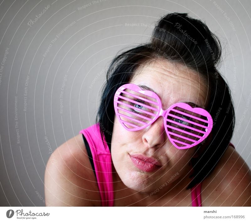 lieb gucken Farbfoto Mensch feminin Junge Frau Jugendliche Erwachsene Kopf 1 Liebe Blick träumen trendy Kitsch verrückt rosa Brille Haare & Frisuren verträumt