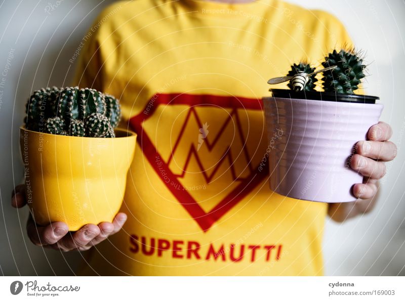 SUPERMUTTI Mensch Frau Erwachsene Mutter Hand Kaktus Zeichen Schriftzeichen anstrengen Bewegung einzigartig Erfahrung Farbe Kommunizieren Leben Liebe Schutz