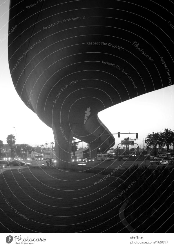 black tube Schwarzweißfoto Außenaufnahme Textfreiraum oben Textfreiraum unten Dämmerung Licht Schatten Kontrast San Diego USA Straßenverkehr Autofahren Autobahn
