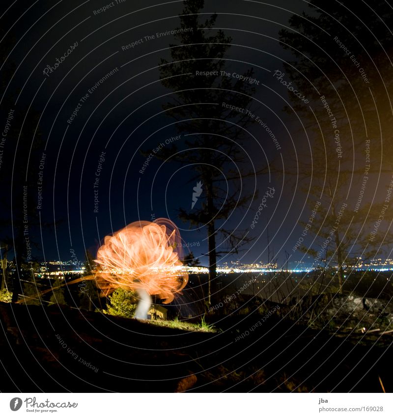 mit Feuer spielen 3 Farbfoto Außenaufnahme Experiment Textfreiraum unten Nacht Licht Langzeitbelichtung Ferien & Urlaub & Reisen Freiheit Feuerstelle Glut