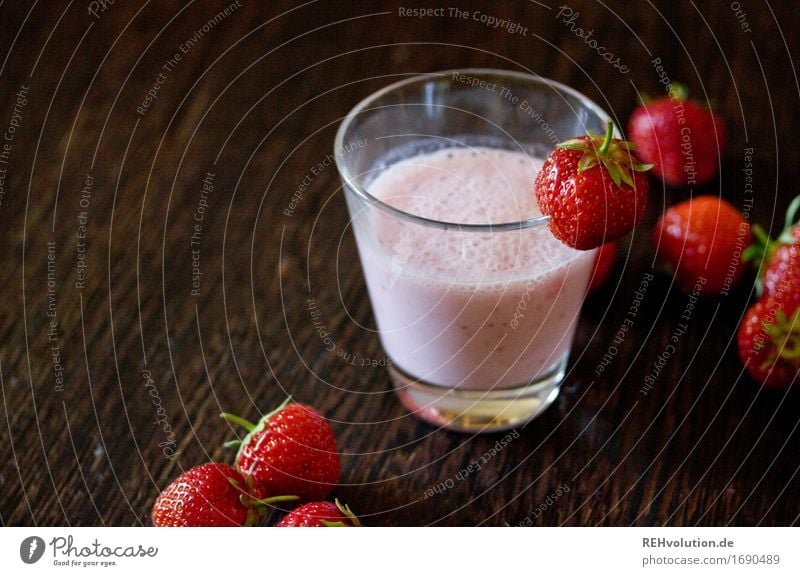 Erdbeershake Lebensmittel Getränk Erfrischungsgetränk Milch Glas Holz lecker Geschmackssinn Erdbeeren Erdbeer Shake Milchshake Frucht fruchtig süß Farbfoto