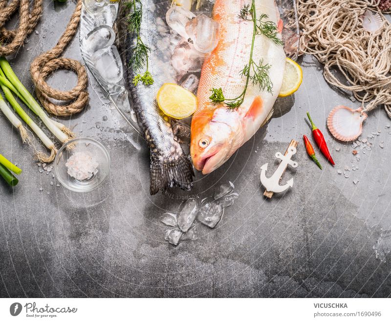 Frische roheganze Forellen mit Zutaten Lebensmittel Fisch Kräuter & Gewürze Ernährung Festessen Bioprodukte Vegetarische Ernährung Diät Schalen & Schüsseln Stil