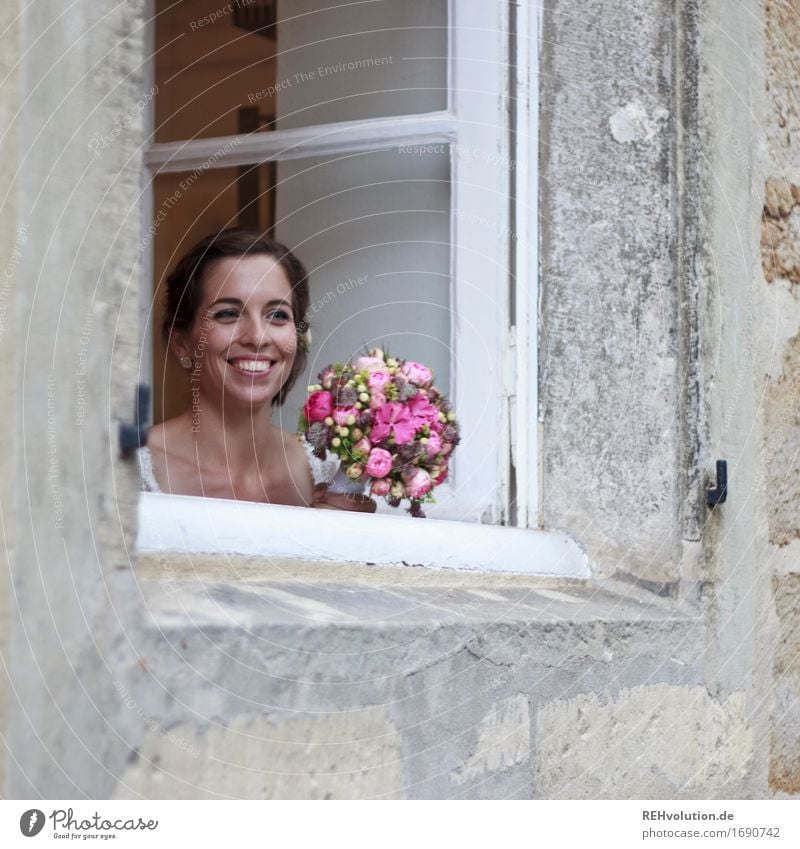 Schönster Tag | Braut am Fenster Feste & Feiern Hochzeit Mensch feminin Junge Frau Jugendliche Gesicht 1 18-30 Jahre Erwachsene Blume Haus Lächeln authentisch
