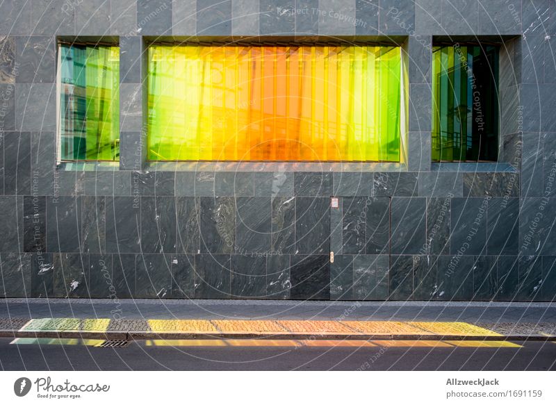 Bunt Hauptstadt Architektur Fassade regenbogenfarben Regenbogen gelb grün rot Farbglas Glasscheibe Fenster Farbenmeer Farbenspiel Lichtspiel Lichteinfall